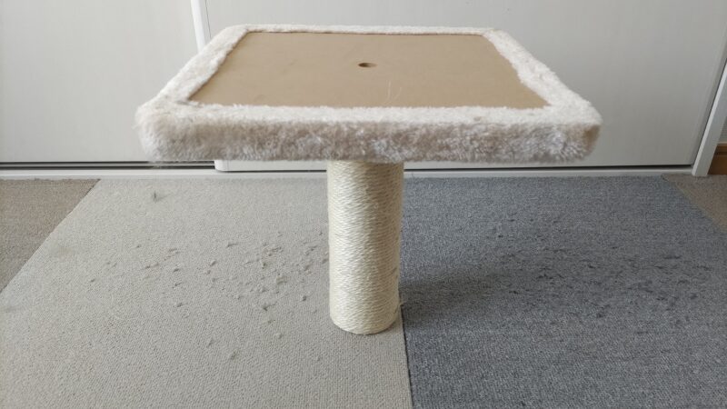 ポールの上に土台が載っている様子