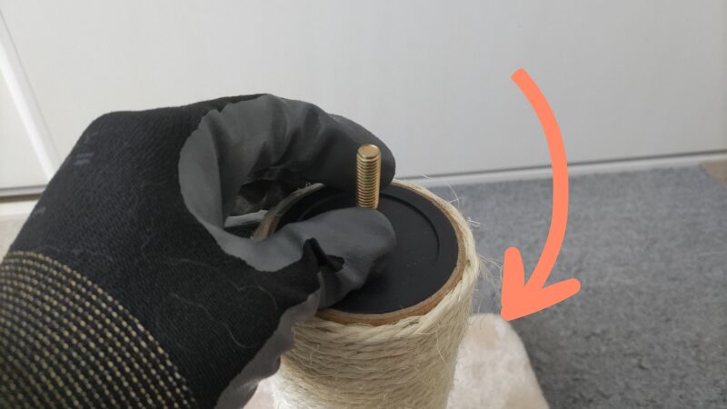 黄色ネジを右にまわす様子