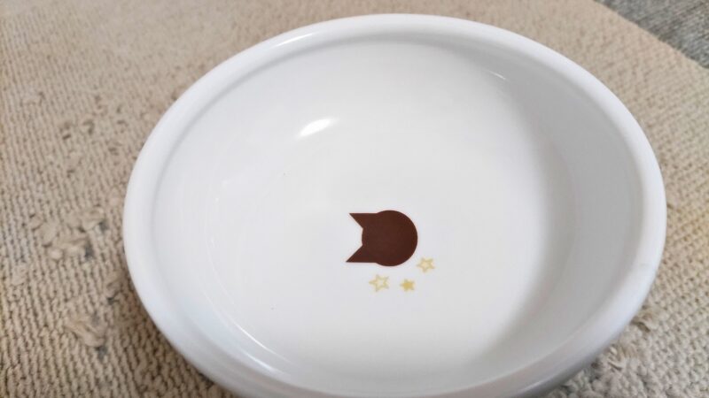 猫用　脚付フードボウル　レギュラーに傷がついていない様子