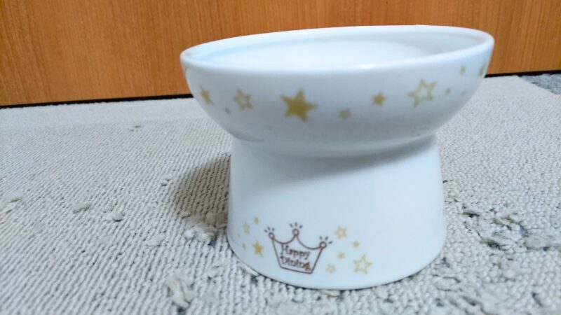 猫用　脚付フードボウル　レギュラーのシンプルで突起物がない様子