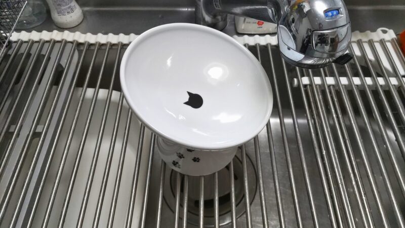 シンクで猫壱フードボウルを洗っている様子