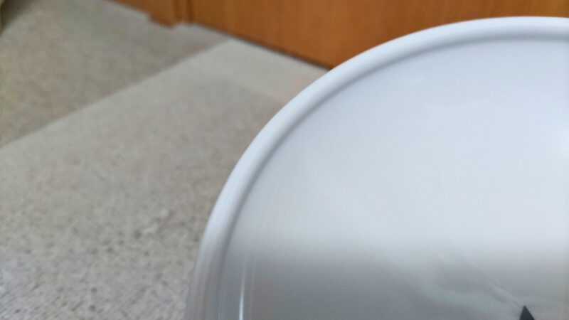 猫用　脚付にゃにゃめフードボウル　ハイタイプの返しをアップで紹介している様子