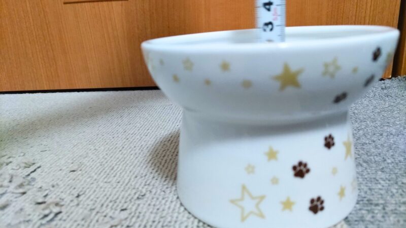猫用　脚付フードボウル　レギュラーの深さ3cmを測っている様子