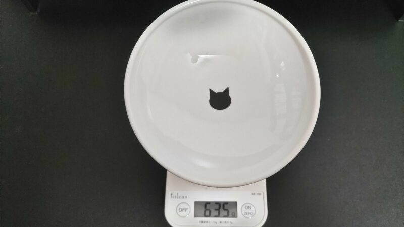 猫用　脚付にゃにゃめフードボウル　ハイタイプが635gの重さを測定している様子