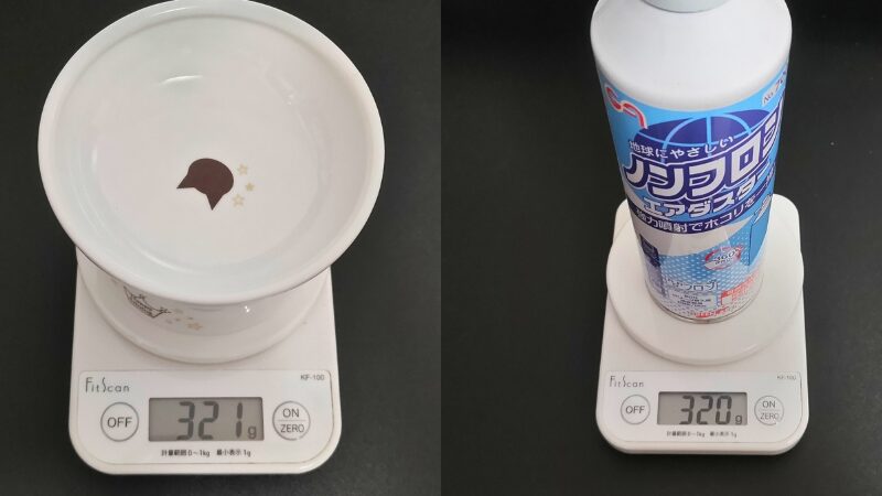 猫用　脚付フードボウル　レギュラーの重さとエアダスターの重さの比較を紹介している様子