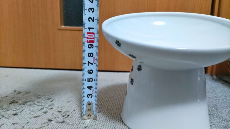 猫用　脚付にゃにゃめフードボウル　ハイタイプの高さ13cmを測っている様子