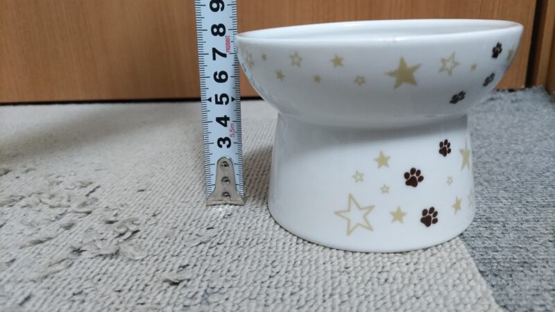 猫壱　猫用　脚付フードボウル　レギュラー　高さ8cmを測っている様子