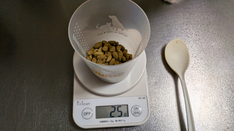 キッチンスケールでフードの量を管理している様子の画像